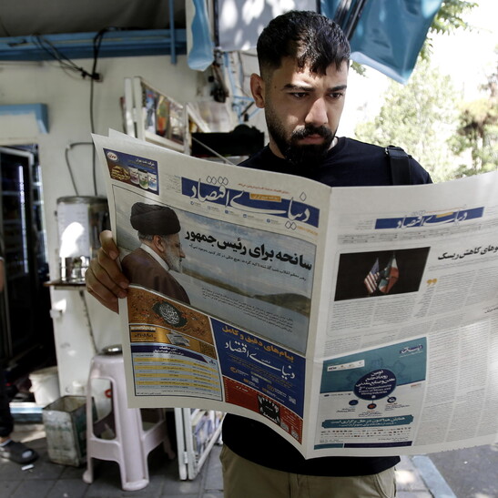 Un hombre iraní lee las últimas noticias sobre la muerte de Raisi (ANSA)